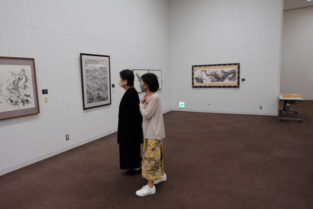 Президент группы компаний "Японский дом" Эндо Норико и мастер суми-э Такэдзава Митиё на выставке